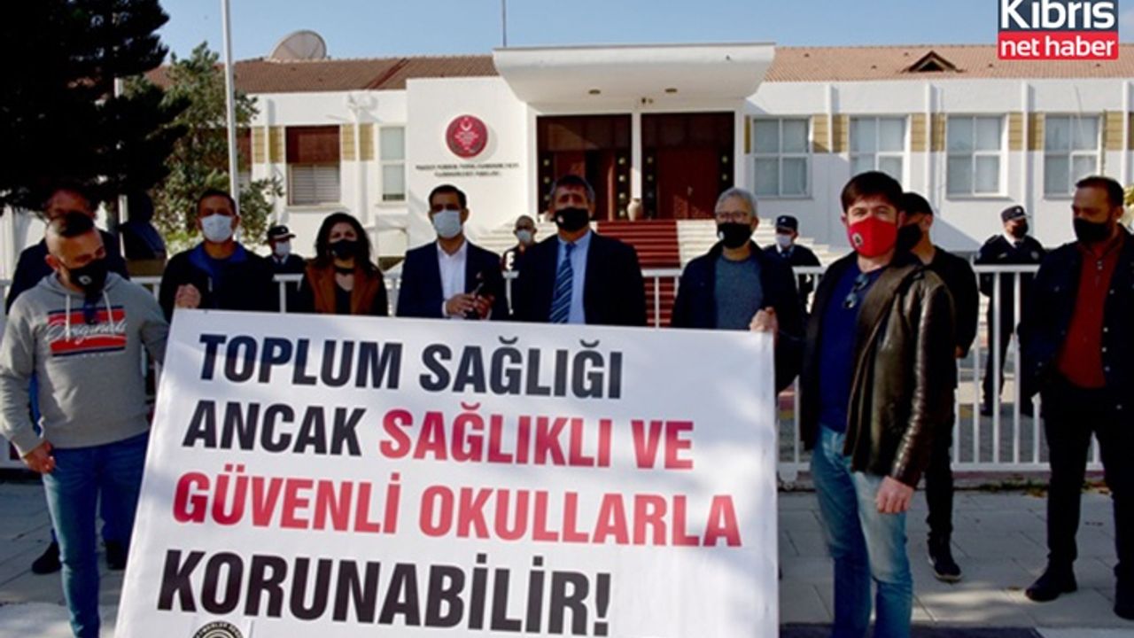 KTOEÖS ve KTÖS Meclis önünde basın açıklaması yaptı