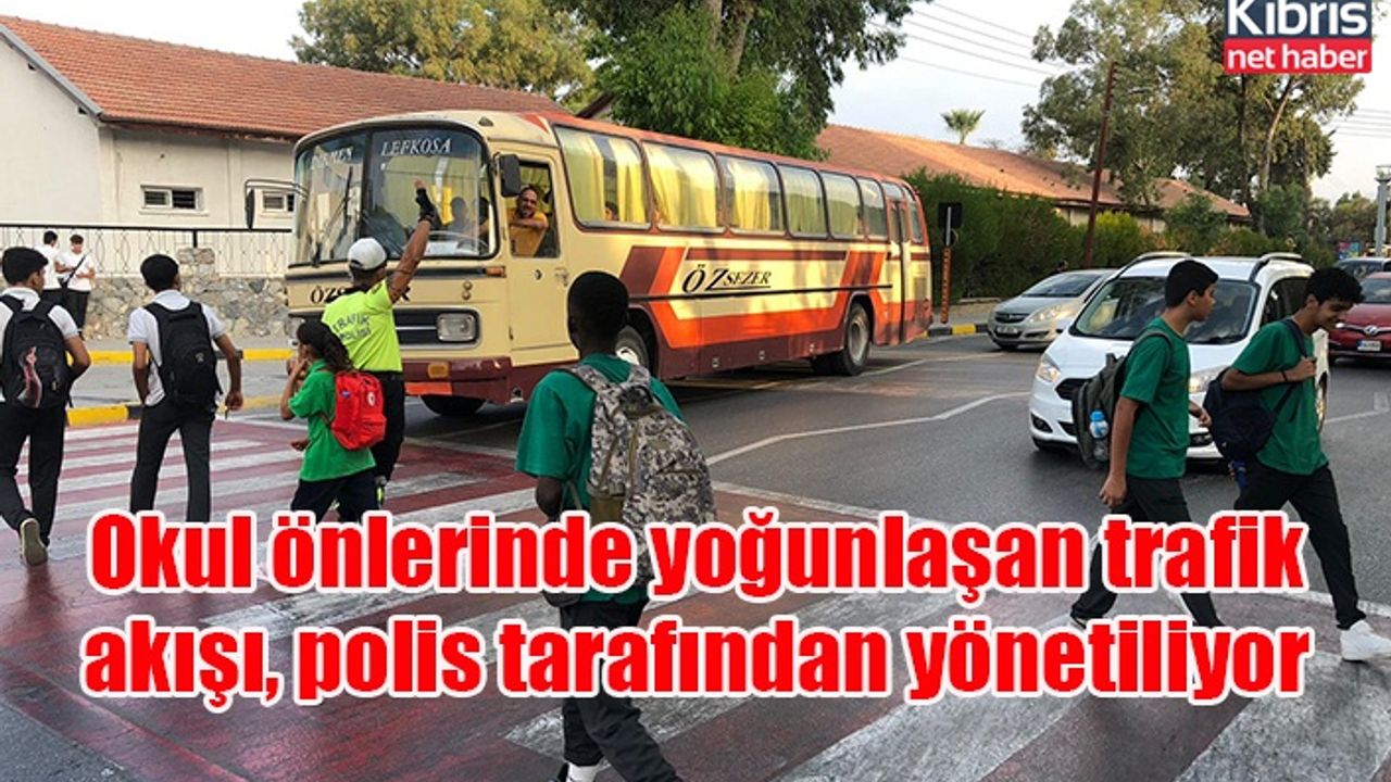 Okul önlerinde yoğunlaşan trafik akışı, polis tarafından yönetiliyor