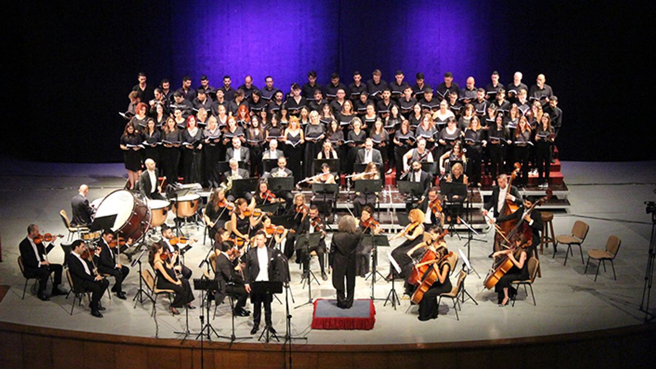 DAÜ  Cumhuriyet’in 100. yılına özel düzenlenen konserde yer aldı