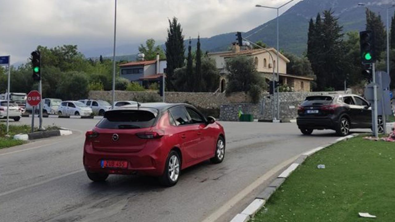 Eziç ve Zeytinlik kavşağındaki trafik ışıkları çalışmaya başladı