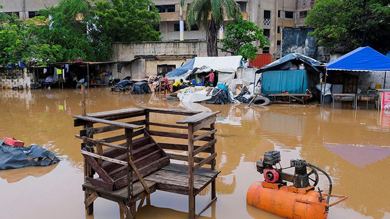 Gana'da sel nedeniyle yüzlerce kişi yerinden oldu