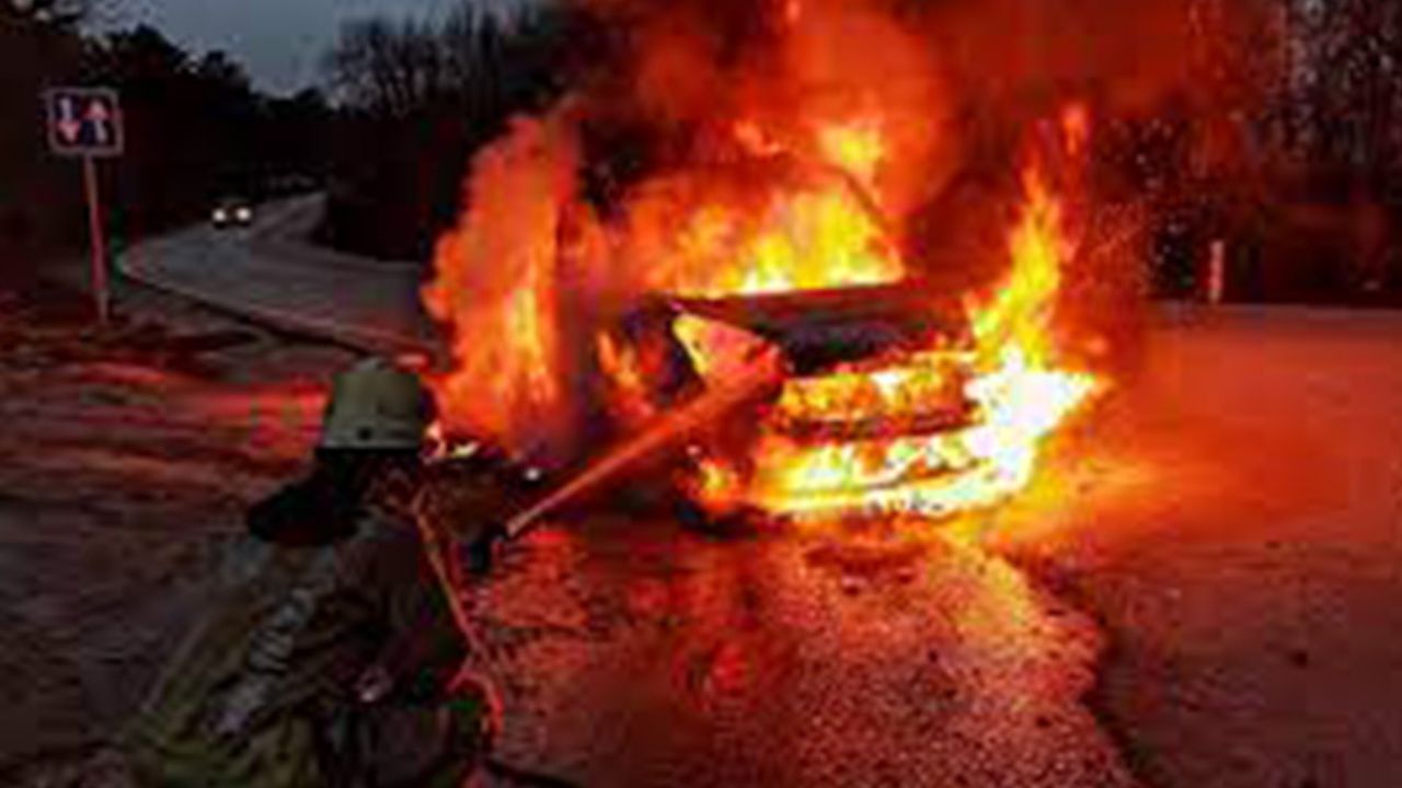 Gİrne'de bir işletme, Gazimağusa’da otobüs yangını