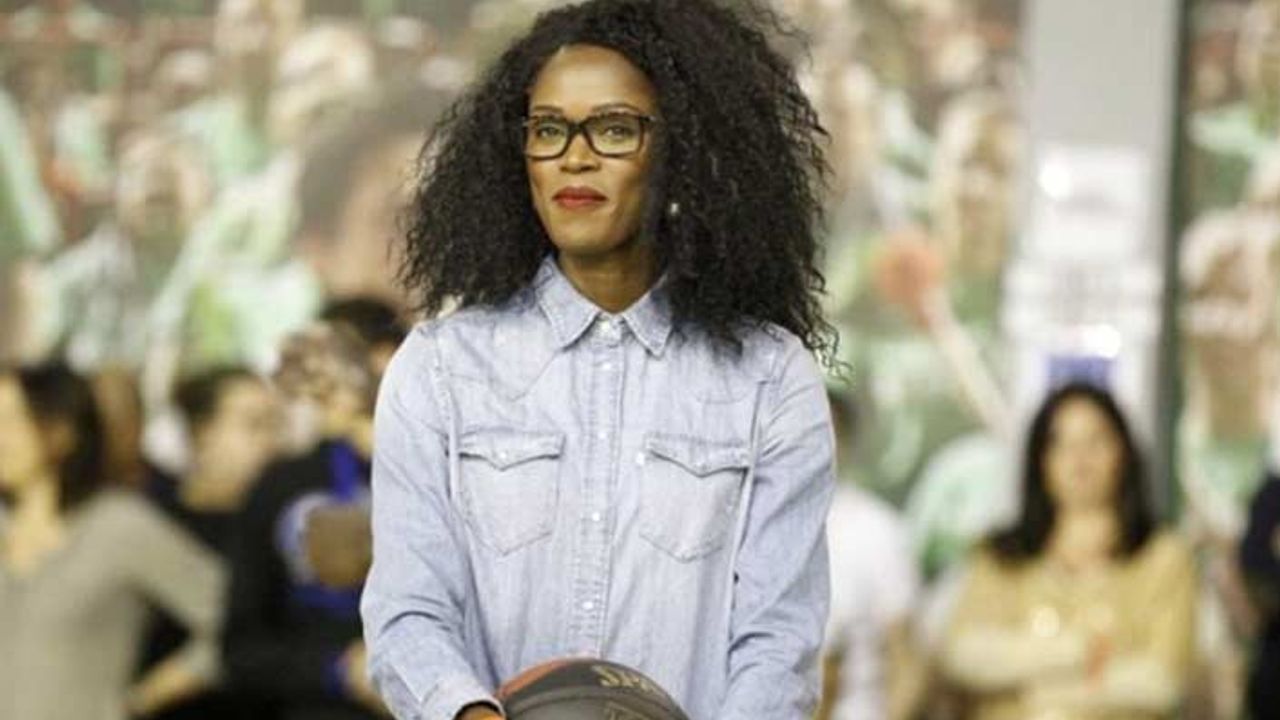 İsrail'i eleştirdi, Olimpiyat Komisyonundan atıldı