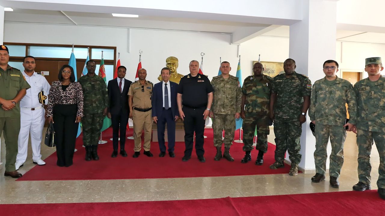 Ertuğruloğlu, askeri ataşeleri kabul etti