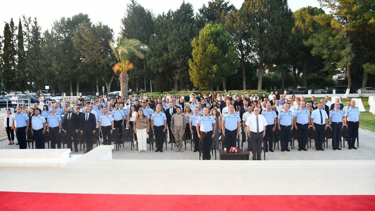 Emekliye ayrılan ve meslekte 30 hizmet yılını tamamlayan polis mensuplarına plaketleri takdim edildi