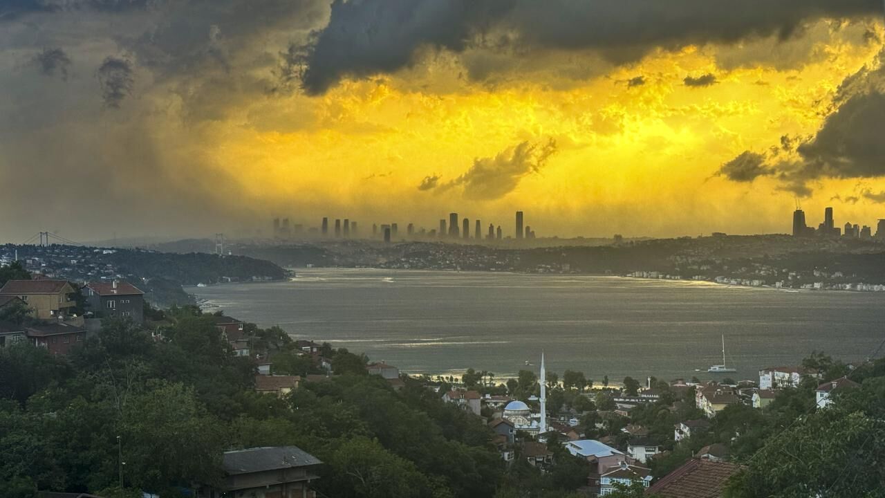 İstanbul'da fırtına: Çatılar uçtu, ağaçlar devrildi