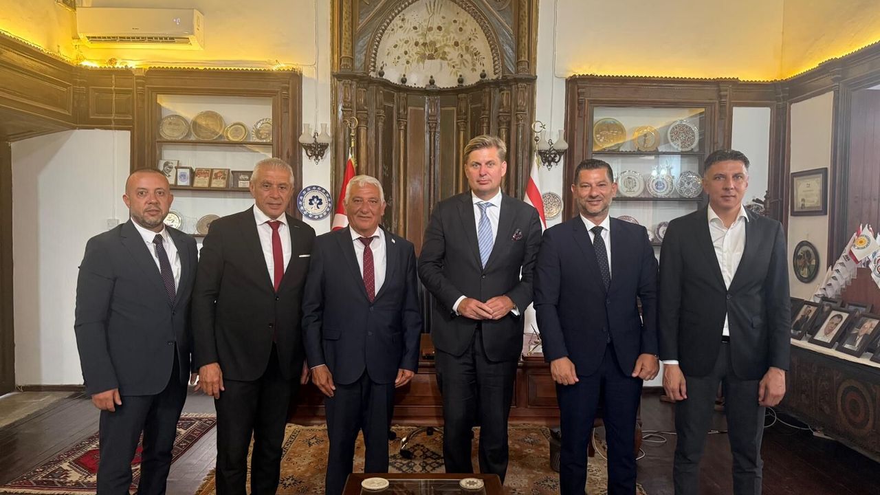 Alman Milletvekili Krah, Kıbrıs Türk Belediyeler Birliği’ni ziyaret etti