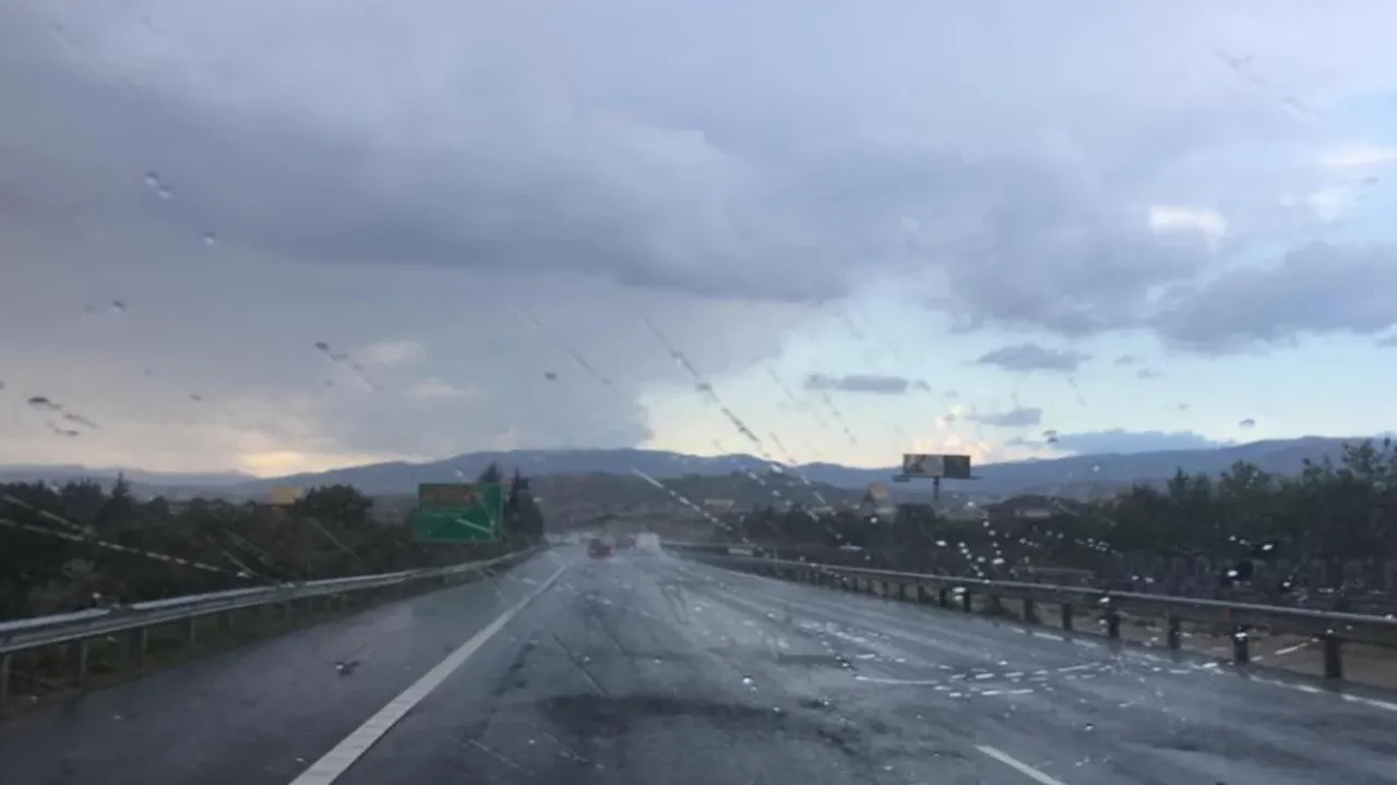 Rum polisi şiddetli yağış nedeniyle Lefkoşa-Limasol otoyolundaki sürücüleri uyardı!