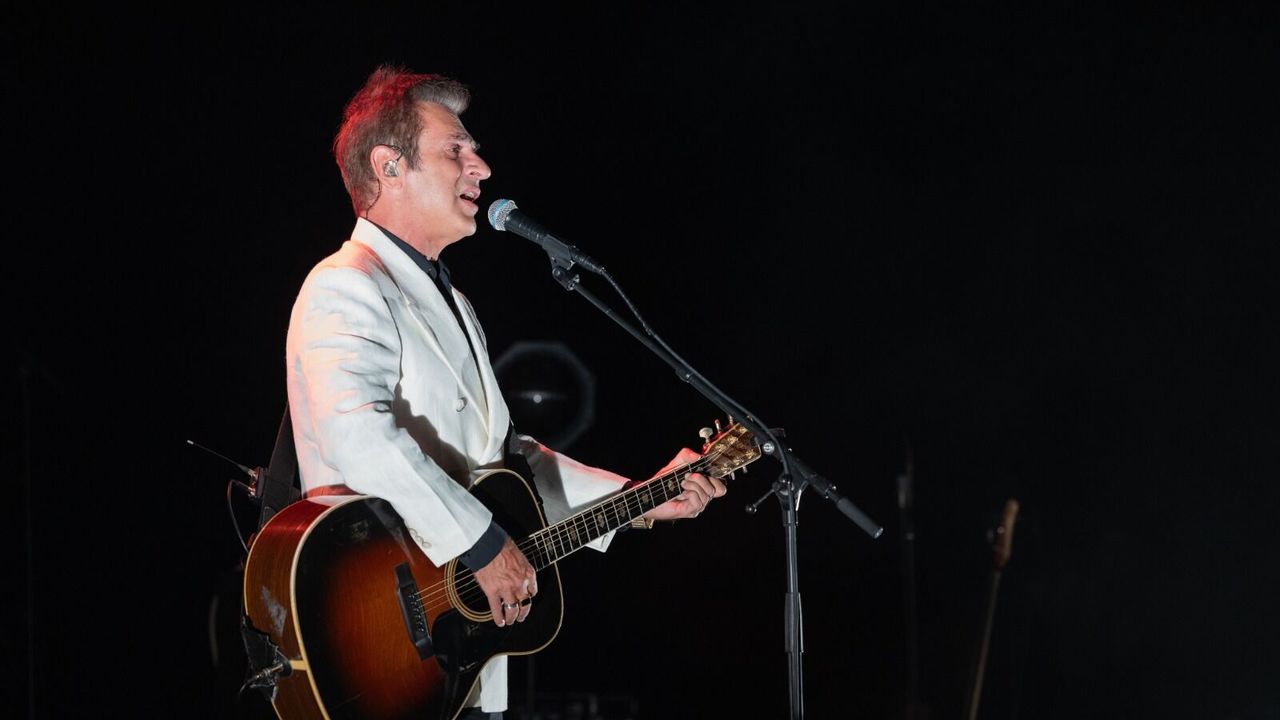 Teoman, Kıbrıs’ta Müzikseverlere Unutulmaz Bir Gece Yaşattı