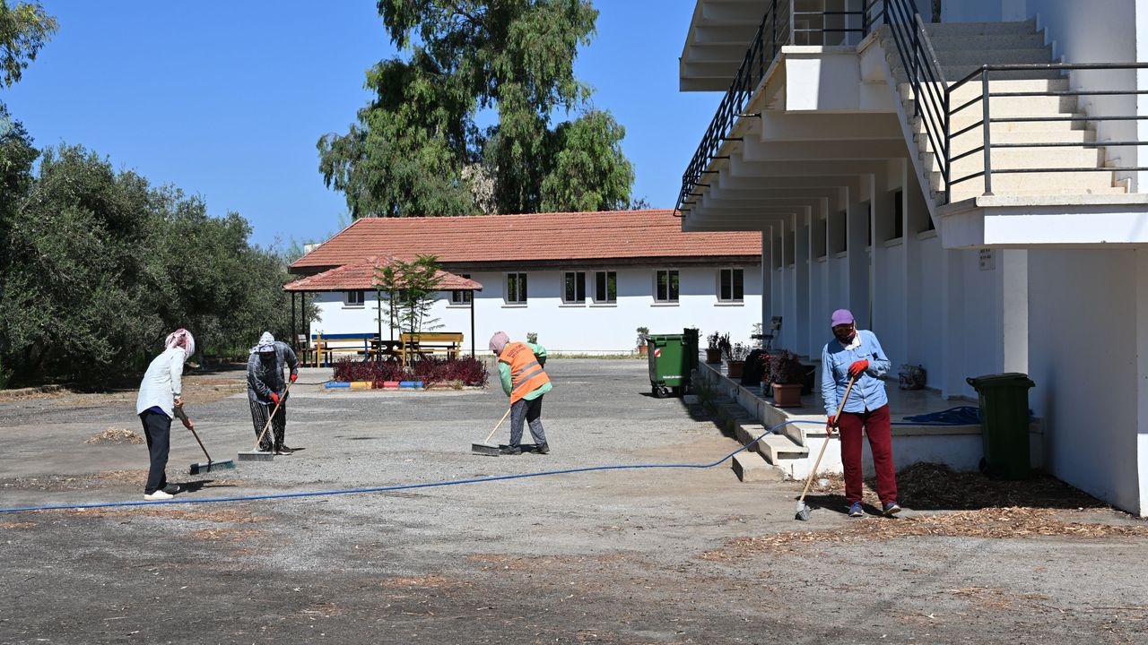Güzelyurt Belediyesi, okullarda temizlik ve çevre düzenlemesi çalışmaları yapıyor