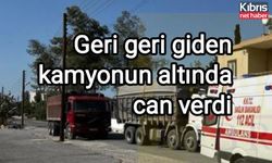 Geri geri giden kamyonun altında can verdi