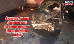 Özgürlük Anıtına çarparak anıt etrafında bulunan havuz içerisine düştü