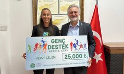 "Voleybolun yıldız ismi Merve Çelebi, "Evkaf Genç Destek Ödülü"nü aldı