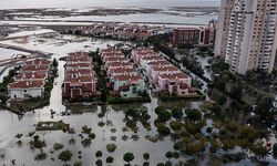 İzmir'de deniz taştı, sokaklar su altında kaldı