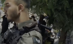 İsrail polisi Doğu Kudüs'te Filistinlileri darbettiği anları görüntüleyen TRT Haber ekibine saldırdı