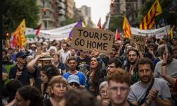 İspanya'nın Mayorka Adası'nda aşırı turizm karşıtları sokaklara döküldü