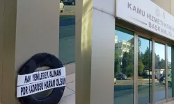 Kamu Hizmeti Komisyonu önüne siyah çelenk bırakıldı