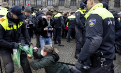 Amsterdam'da yasağa rağmen yapılan protestoda onlarca Filistin yanlısı gözaltına alındı