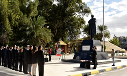 24 Kasım Öğretmenler Günü dolayısıyla Lefkoşa Atatürk Anıtı önünde tören düzenlendi