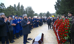 Düşürülen Azerbaycan uçağında yaşamını yitiren mürettebat törenle defnedildi