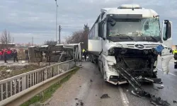 Balıkesir'de öğrenci servisi TIR'la çarpıştı: 3'ü ağır 28 yaralı