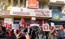 Şehit aileleri, MHP İl Başkanlığı önüne "Yakışmadı" yazılı siyah çelenk bıraktı