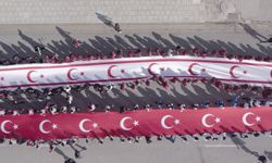 Cumhuriyet Korteji düzenlendi...100'er metrelik KKTC ve TC bayrakları taşındı