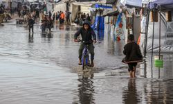 Gazze’de üç gündür etkili olan yağışlar, onlarca çadırı su altında bıraktı