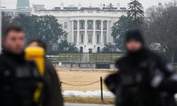 Beyaz Saray'da güvenlik krizi, bir araç barikatı aştı