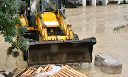 Sağanak yağış sonrası polis ve itfaiye ekipleri müdahalelerini sürdürüyor