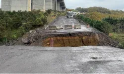 İstanbul Sarıyer’de yol çöktü: 2 araç dereye 1 araç kanala sürüklendi