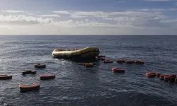 Akdeniz'de göçmen teknesi battı, en az 50 ölü var