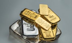 Altın ve gümüş güvenli liman talebiyle yükseldi