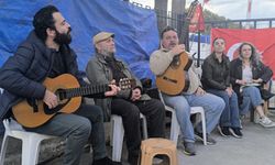 Lefkoşa Belediye Tiyatrosu sanatçılarından EKTAM işçilerine grev çadırında dayanışma etkinliği