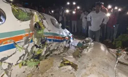 Hindistan’da içerisinde 7 kişinin bulunduğu ambulans uçak düştü!