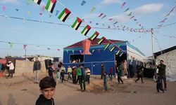 Gazzeliler çadırların arasında da olsa çocuklara "ramazan coşkusunu" yaşatmaya çalışıyor
