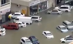 BAE'nin Şarika kentinde şiddetli yağışlar nedeniyle araçlar su altında kaldı