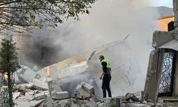 İsrail ordusu, Lübnan'ın güneyindeki Meys el-Cebel beldesinde evleri ateşe verdi