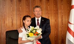 Başbakan koltuğunu Ela İnce'ye devretti