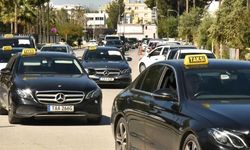 Kıbrıs Türk Taksici Dernekleri Federasyonu, Bayındırlık ve Ulaştırma Bakanlığı önünde eylem yaptı