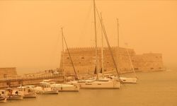 Afrika'dan gelen çöl tozu sonucu Girit Adası'nda gökyüzü kırmızıya büründü