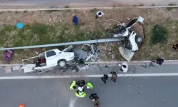 Mersin'de aydınlatma direğine çarpan otomobil ikiye bölündü