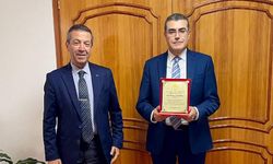 Ertuğruloğlu’ndan emekli olan Lakadamyalı’ya teşekkür plaketi