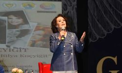 Hülya Koçyiğit GAÜ'de düzenlenen söyleşide sevenleriyle buluştu