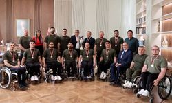 Erhürman, Vakıflar Tekerlekli Sandalye Basketbol Takımı'nı kabul etti