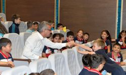 Cumhurbaşkanı Tufan Erhürman, tiyatro gösterilerini çocuklarla izledi