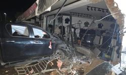 Alkollü sürücü mağazaya daldı: Hastaneye kaldırıldı