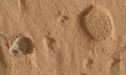NASA Mars'ta gizemli delikler buldu