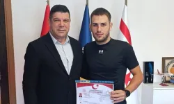 DAÜ öğrencisi ve milli bisikletçi Emre Kaplan'dan DAÜ Rektörü Hasan Kılıç’ı ziyaret