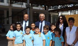 Çavuşoğlu, Polatpaşa ve Mormenekşe ilkokullarını ziyaret etti